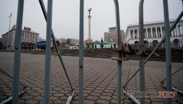 Гулять на Майдане уже нельзя - забор под охраной "Беркута" начинается сразу у выхода из метро