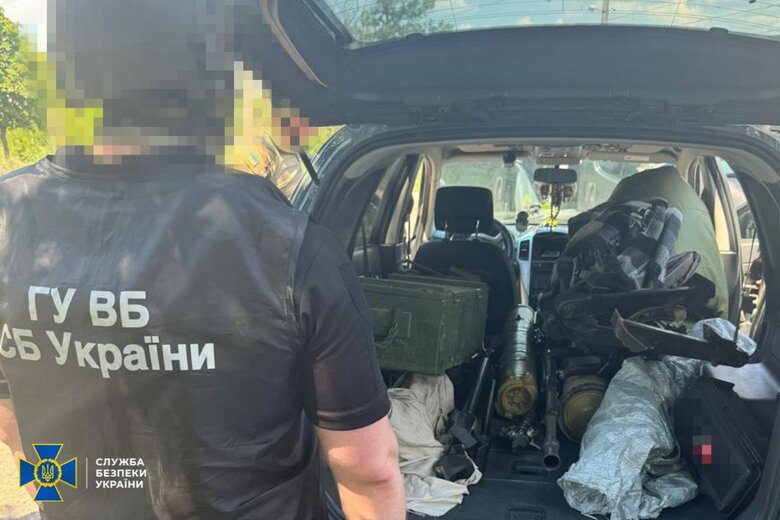 СБУ затримала ділків, які продавали криміналітету трофейну зброю