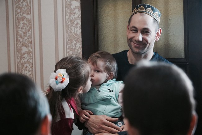 Заставляли лежать на холодном полу, прикладывали провода к половым органам, - ФСБ выбивала признание в подрыве ЛЭП у крымского татарина Машарипова 02