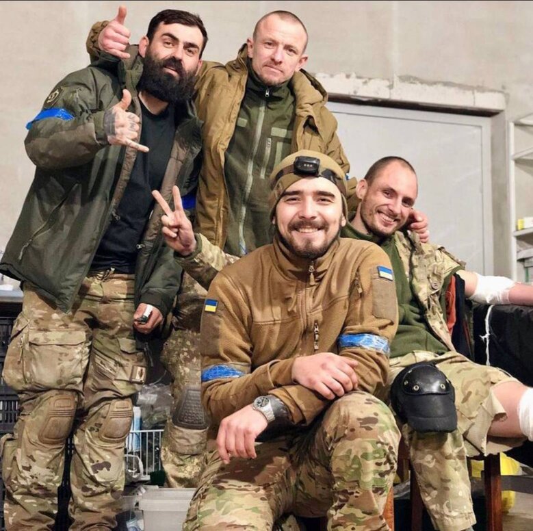 Він міг не поїхати в Маріуполь, та внутрішній моральний компас у нього був настільки сильним, що для нього принципи були важливішими, ніж намір уберегти своє життя, - Дарина Ейсмонт про загиблого на Азовсталі Олександра Гряника 02