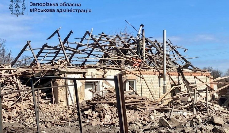 Одна людина загинула, троє поранені: РФ завдала майже тисячу ударів по Запорізькій області за добу. ФОТО