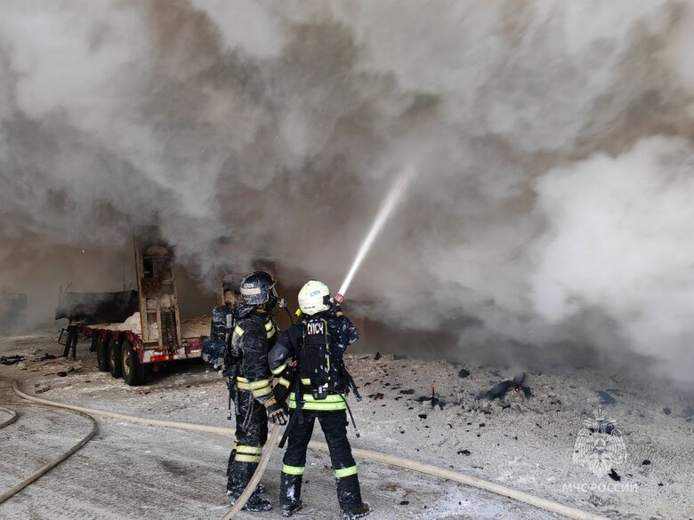 У російському Магадані горів склад із вантажівками: Знищено техніки на 15-20 млн рублів 01