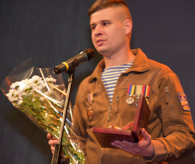 Нагородження орденом Народний Герой у Чернігові: Микола півтори години реанімував двох важкопоранених прямо на дорозі 04