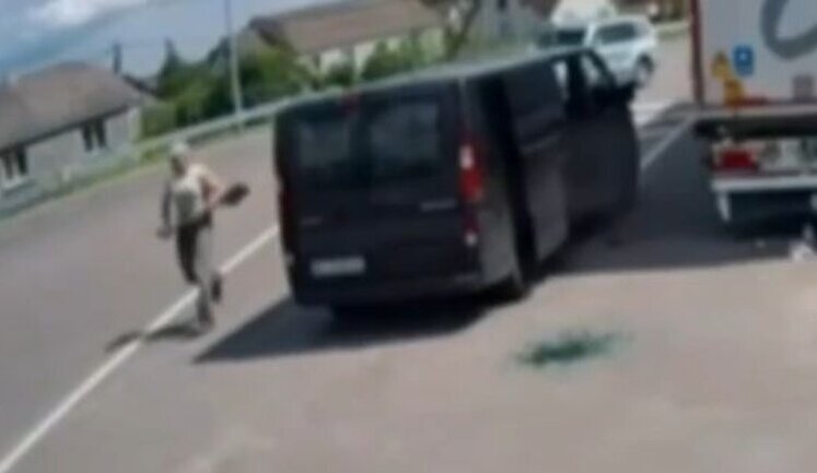 Man beat soldier of Volyn TCR with shovel during attempt to check his documents. VIDEO
