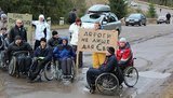 Полсотни инвалидов в знак протеста против "глухоты" Януковича перекрыли дорогу. ФОТОрепортаж