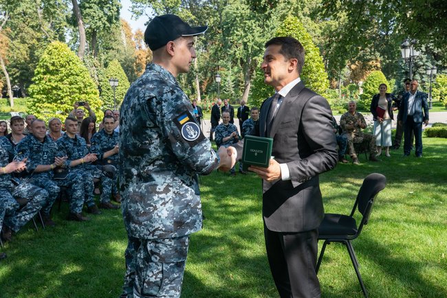 President meets with Ukrainian seamen freed from Russian captivity 05