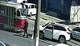 Чиновник КГГА Билинский на белом джипе, нарушая ПДД, заблокировал движение трамвая и пожаловался на вагоновожатого: "Прошу транспортный департамент разобраться и принять меры". ВИДЕО