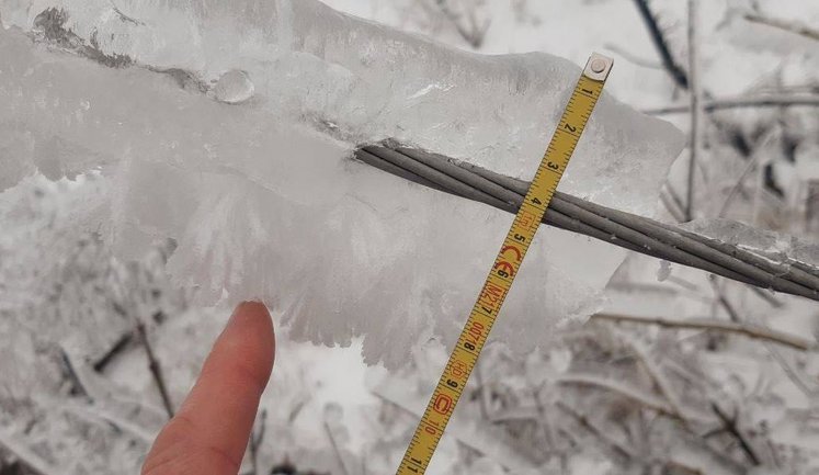 Морози ускладнили роботу енергетиків: обмерзання обриває дроти і обламує опори, - ДТЕК. ФОТО