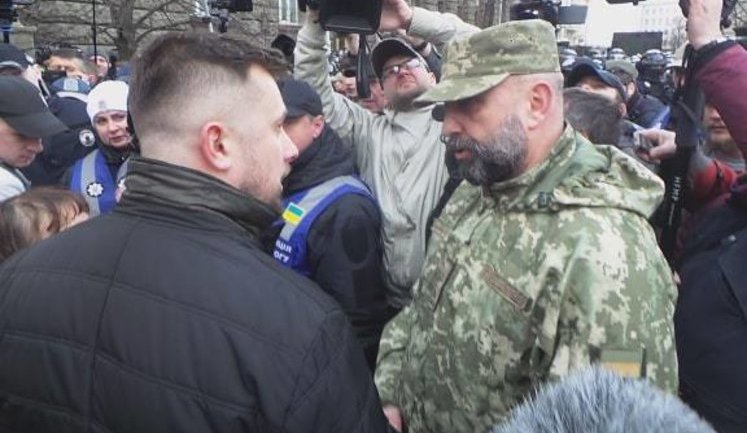 Представители "Национального корпуса" пришли на Банковую, где передали требования к Порошенко замсекретаря СНБО Кривоносу. ВИДЕО+ФОТОрепортаж