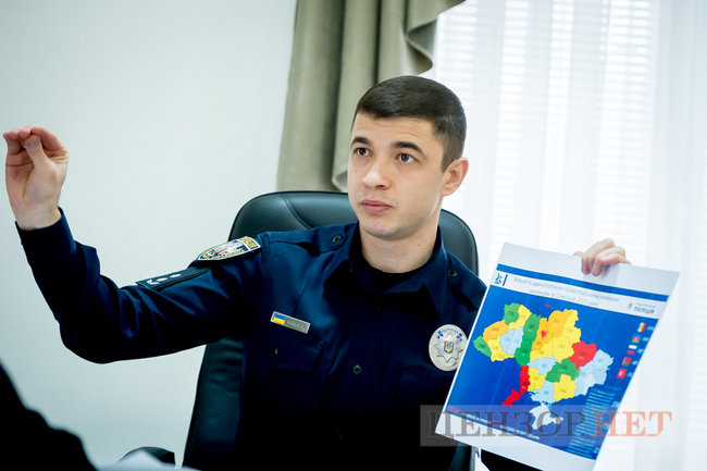 Начальник Департаменту міграційної поліції Нацполіції Сергій Пантелєєв: Канал був створений через ситуацію з ковідом. Люди добу пливли без їжі й води в контейнерах 05