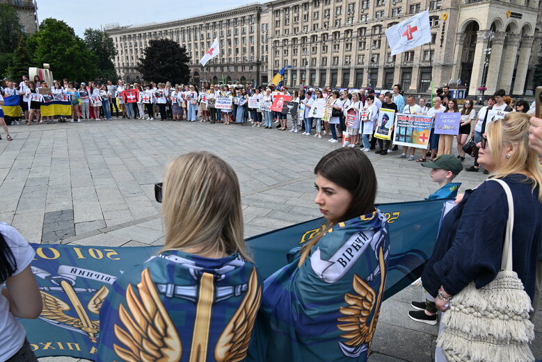 Акція на підтримку полонених військових медиків відбулася на Майдані Незалежності 10
