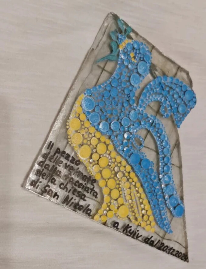Український голуб миру з уламків костелу передано Папі Римському
