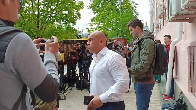 Тітушки прийшли на суд щодо запобіжного заходу Медведчуку 01