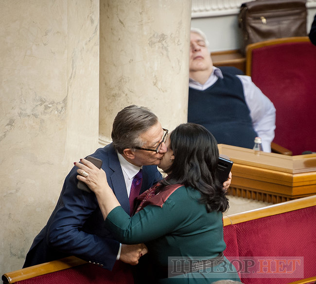 Поцелуй Матиос и Таруты и Ивченко с цепом, - день работы Рады 4 декабря 09