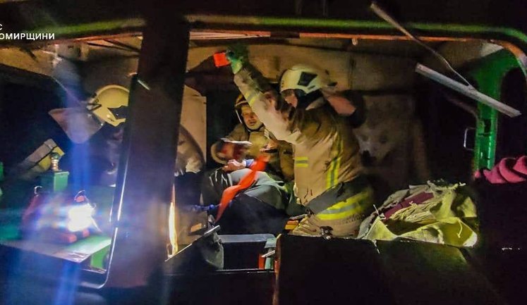 "УЗ" про аварію на залізниці під Коростенем: попередня причина - детонація "шахеда" (оновлено). ФОТОрепортаж