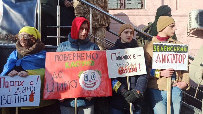 Печерський суд обирає запобіжний захід Порошенку 16
