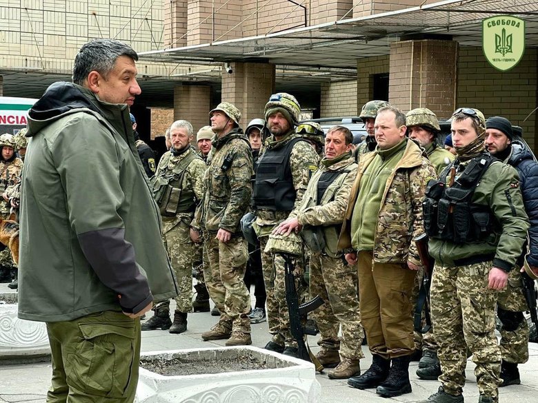 Комбат Петро Кузик: Першими на наші позиції гонять тих нещасних, кого повиловлювали в ДНР і ЛНР. Автомати у них іржаві, а замість військових квитків – невідомо які довідки 04