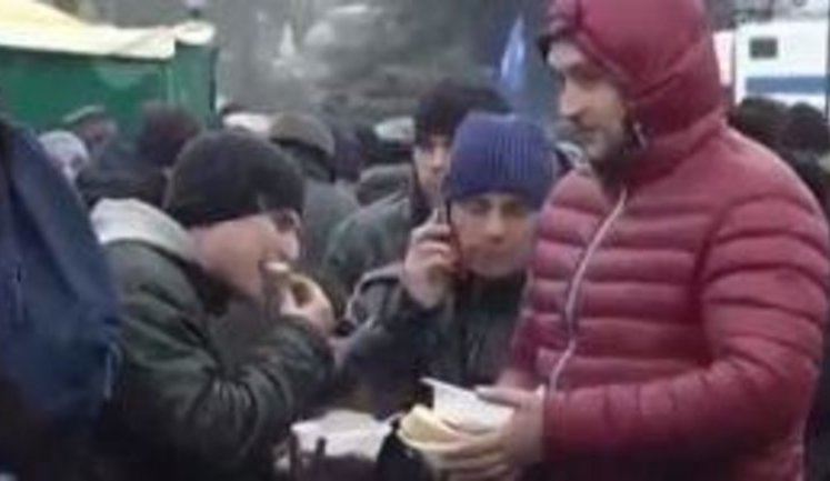 "У них там колбасы, что машина резать не успевает, а мы гречку с перловкой едим", - участники митинга ПР о Евромайдане. ВИДЕО