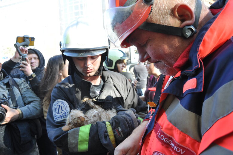 At site of kamikaze drone attack in Kyiv, rubble is being cleared 06