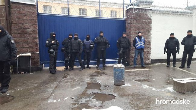 Активісти розібрали барикади під Лукянівським СІЗО 02