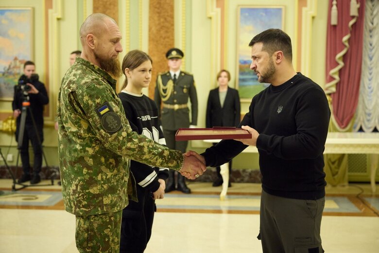 Зеленський вручив військовим та рідним загиблих героїв ордени Золота Зірка й сертифікати на квартири 09