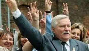 ДУХ СВОБОДЫ КРОВАВО РАЗОЛЬЕТСЯ ПО УЛИЦАМ...