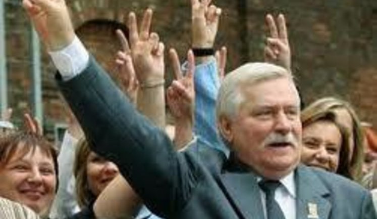 ДУХ СВОБОДЫ КРОВАВО РАЗОЛЬЕТСЯ ПО УЛИЦАМ...