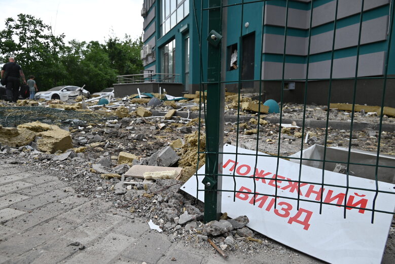 Последствия падения обломков вражеской ракеты на многоэтажку в Соломенском районе Киева 28