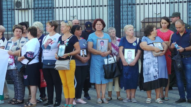 Ilovaisk tragedy anniversary: relatives of fallen servicemen picketing Russian embassy in Kyiv 05