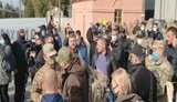Путешествие "слуг народа" на Донбасс началось с конфликта с ветеранами АТО: "Попродавались! По пять тысяч вам платят, бл#дь! Позорище!". ВИДЕО