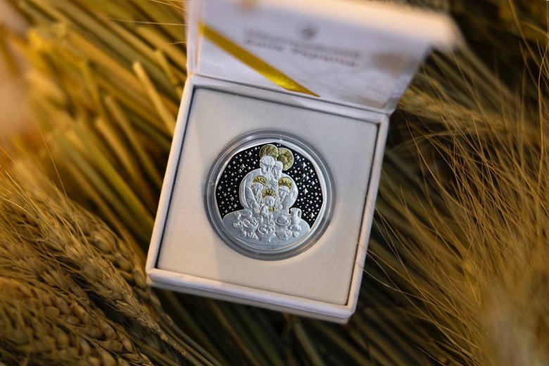 НБУ випустив нову пам'ятну монету "Дух Різдва"