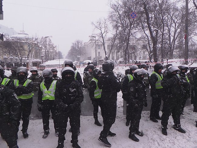 Наметове містечко під Радою розбирають, під стінами парламенту затримано 39 осіб 02