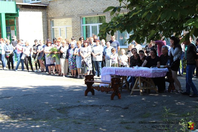 Toretsk pays last tribute to 15-year-old local girl killed in Russian terrorists’ artillery strike 02