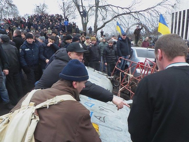 Автомобіль зі Саакашвілі заблоковано, поліція спробувала прорватися, але безуспішно, застосовується газ 35