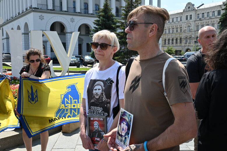 Родные павших защитников Украины потребовали создать под Киевом военное кладбище 13