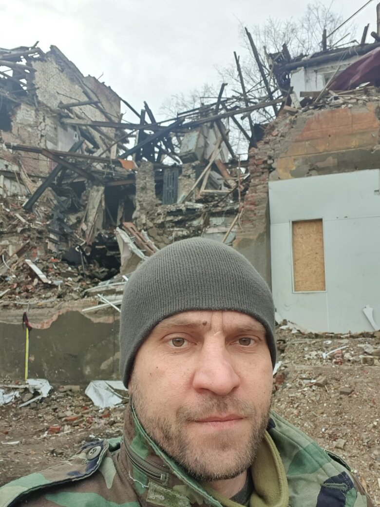 Сергій (Борменталь): У Лимані в нашій лікарні роздавали гуманітарку. Сюди ходили місцеві. Один із них навів на нас ракету 05