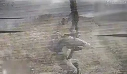 росіянин кидає автоматом у дрон