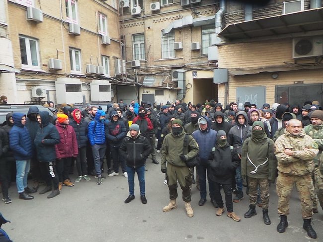 Корупціонер на смітті: под ВАКС проходит акция против Садового 07