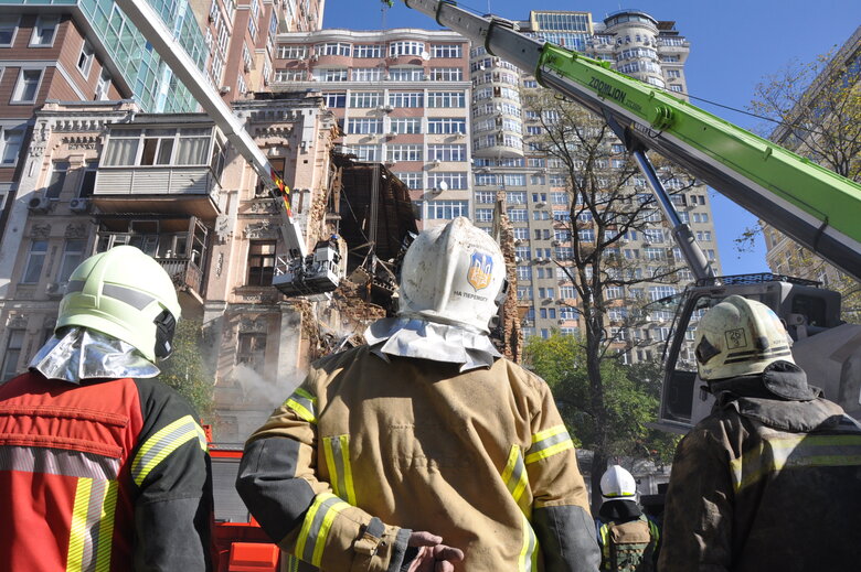 At site of kamikaze drone attack in Kyiv, rubble is being cleared 14