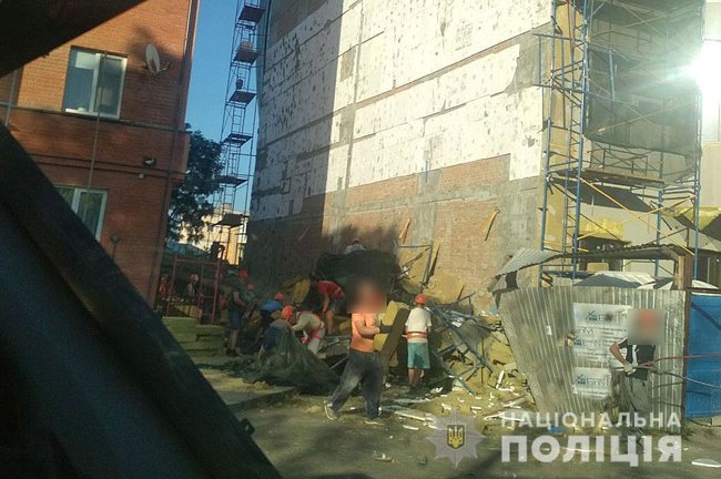 Риштування обвалилося в центрі Полтави, є постраждалі 05