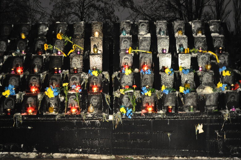 День Гідності та Свободи: у центрі Києва вшанували пам’ять Героїв Небесної Сотні 06