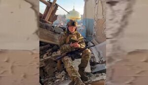 Муфтий Украины и воин-добровольец Саид Исмагилов читает Коран у разрушенной мечети в Бахмуте. ВИДЕО