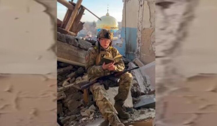 Муфтий Украины и воин-добровольец Саид Исмагилов читает Коран у разрушенной мечети в Бахмуте. ВИДЕО