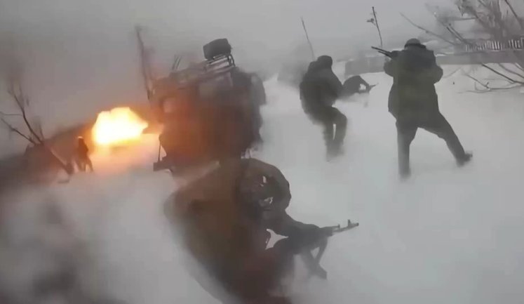 Камера GoPro рашиста зафиксировала атаку дронов Сил обороны по колонне врага на Покровском направлении. ВИДЕО