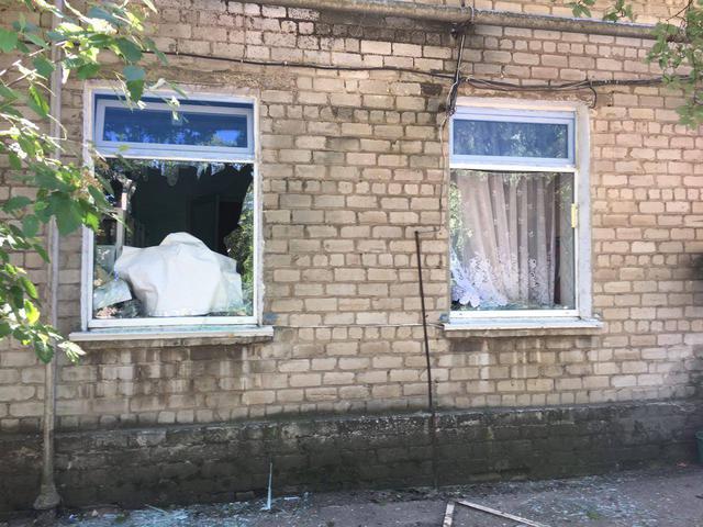 Последствия обстрела Красногоровки боевиками 06