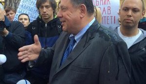 Скандального ректора-беглеца Мельника после суда забросали яйцами. ФОТО
