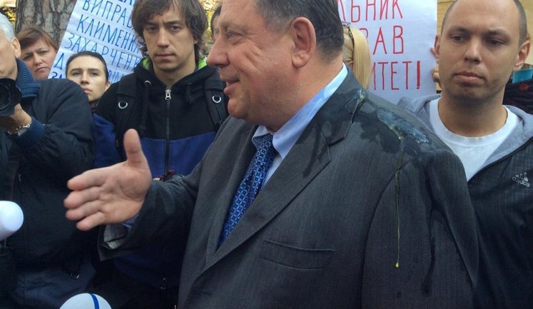 Скандального ректора-беглеца Мельника после суда забросали яйцами. ФОТО
