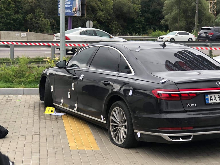 Стріляли в автомобіль помічника Зеленського Шефіра, поранено водія 09