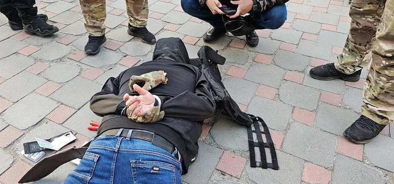 Озброєний чоловік увірвався у бізнес-центр у Києві, хаотично стріляв та вигнав охорону. Зловмисника затримали 01