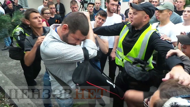 Активісти C14 побилися із журналістом Громадського Бурдигою під будівлею Голосіївського суду 09